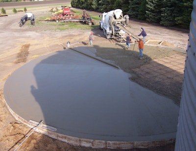 Northern Grain Equipment uses the Lightening Strike roller screed for one-person circular screeding on circular concrete slabs.