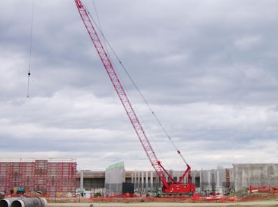 The job at Tullamore required a crane that could crawl between the pumping station and reservoir to make big lifts. The 110t capacity Manitowoc 12000-1 features heavy lifting power in a smaller, easier to set up configuration.