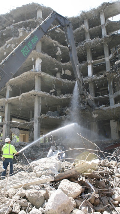 Pece of Mind Environmental used a Genesis GDT 290 Razer attachment with a long reach boom because it provided a lighter weight but a large jaw opening.