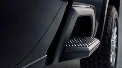 New cargo-bed side steps in front of the wheel openings available on all box styles.