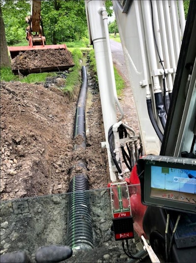 iDig's cab-mounted touchscreen display shows the operator the machine's bucket in relation to surrounding surfaces. A light bar with red, orange and green LEDs indicates when the bucket teeth are on grade.