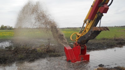 Great Lakes Dredge & Dock Company’s Rivers and Lakes Division used the Ditch Doctor from Ransome Attachments to maintain sediment-filled ditches and pockets of connecting standing water on a large dredging project in Argenta, IL.