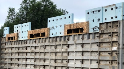 Thermomass sandwich wall system