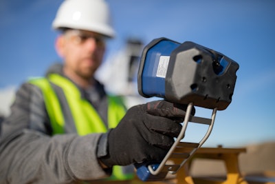 Range Finder technology on the Stellar CDTpro control system allows the operator to create a lift plan without ever needing to unstow the crane.