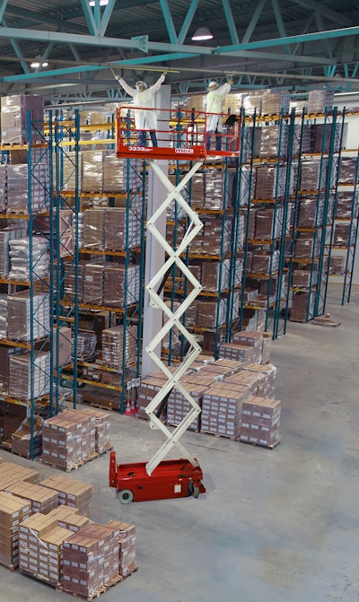 The MEC 3232SE can drive at full height and does not utilize an outrigger levelling system.
