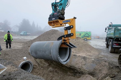 Mechanical clamping (no hydraulics) holds the pipe securely, without any damage to the bell end, and allows accurate placement and joining of pipes without damage to the spigot.