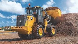 The versatility and ruggedness of the 444 G-tier are similar to the previously introduced 544 and 644 G-tier machines, but at a lower operating weight and smaller size.