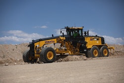 The GD955-7 provides operators with the ability to build and maintain haul roads for truck fleets of 100 tons and up.