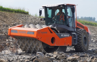 The compactors are supplied with heavy-duty tires for rocky terrain, driver's cab and the Easy Drive operating concept all as standard.