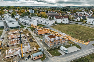 The 25 L and 33 L cranes are equipped with Liebherr Control 5 hardware and Tower Crane OS (Tower Crane Operating System 2).