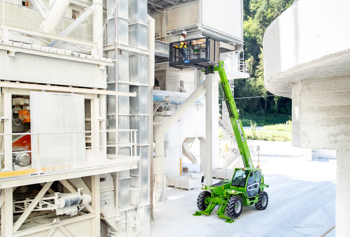 P40.17 PLUS Panoramic with Stabilizers From: Merlo America | IRONPROS