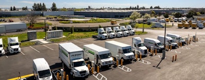 Mar 19 Penske Key Visual Hitachi And Penske Launch Large Scale Electric Truck Charging Pilot Fnl 64 25