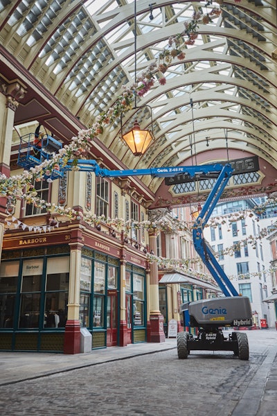 This boom lift’s hybrid system allows the machine to recover energy generated when braking or descending inclines, which is in turn used to recharge its batteries. It can work full workdays for an entire week on a single tank of fuel in hybrid mode or a full, standard workday in electric mode.