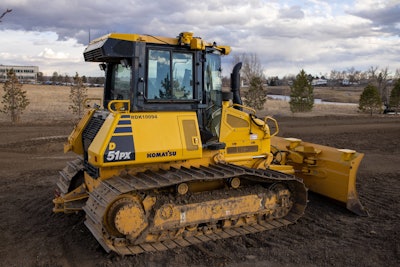Contractors can create a 3D model, send it to Trimble Earthworks, and then leverage semi-automatic controls to build the model efficiently and precisely.