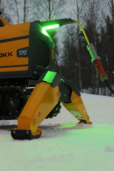 Light indicators help inform operators while allowing them to keep their attention on the job at hand and aware of the machine.