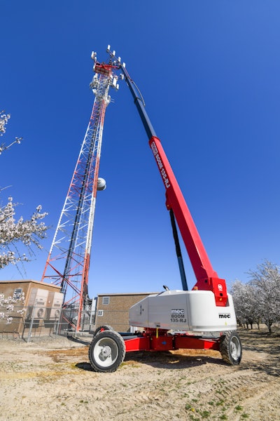 A feature of the 135-RJ is the Set-In-Place Axle Extension. MEC’s technology enables axle deployment without requiring machine movement or jacks, allowing set-up to occur in a smaller space, while minimizing tire wear or damage to the ground surface.