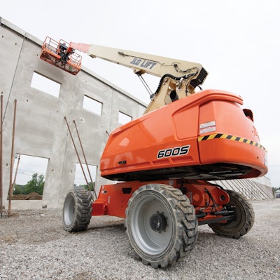 600 Series telescopic boom lifts have a powerful combination of performance and reliability to allow contractors the capability to conquer all their worksite challenges.