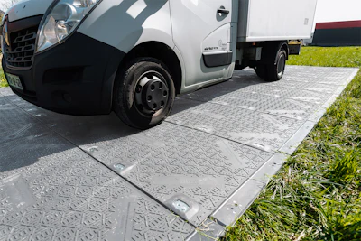 Defender With Truck Web[1]